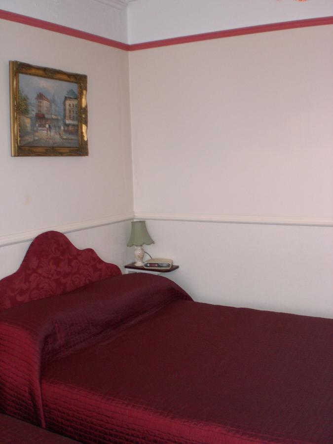 Melville Lodge Gatwick Horley Room photo